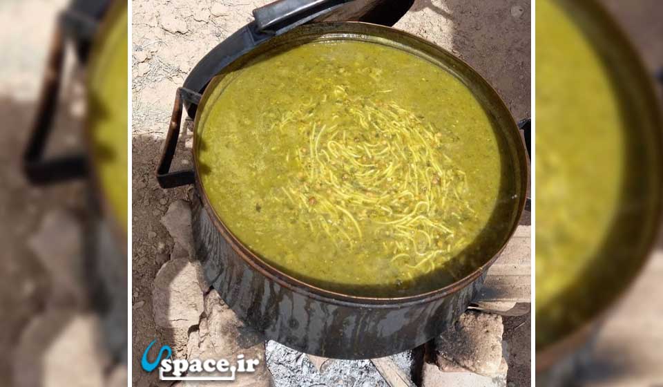 طبخ غذا در  اقامتگاه بوم گردی جیزد - رشتخوار - روستای اکبرآباد